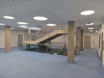 Metrostav DIZ dokončuje v Brně školu  s „bradavickým“ schodištěm
